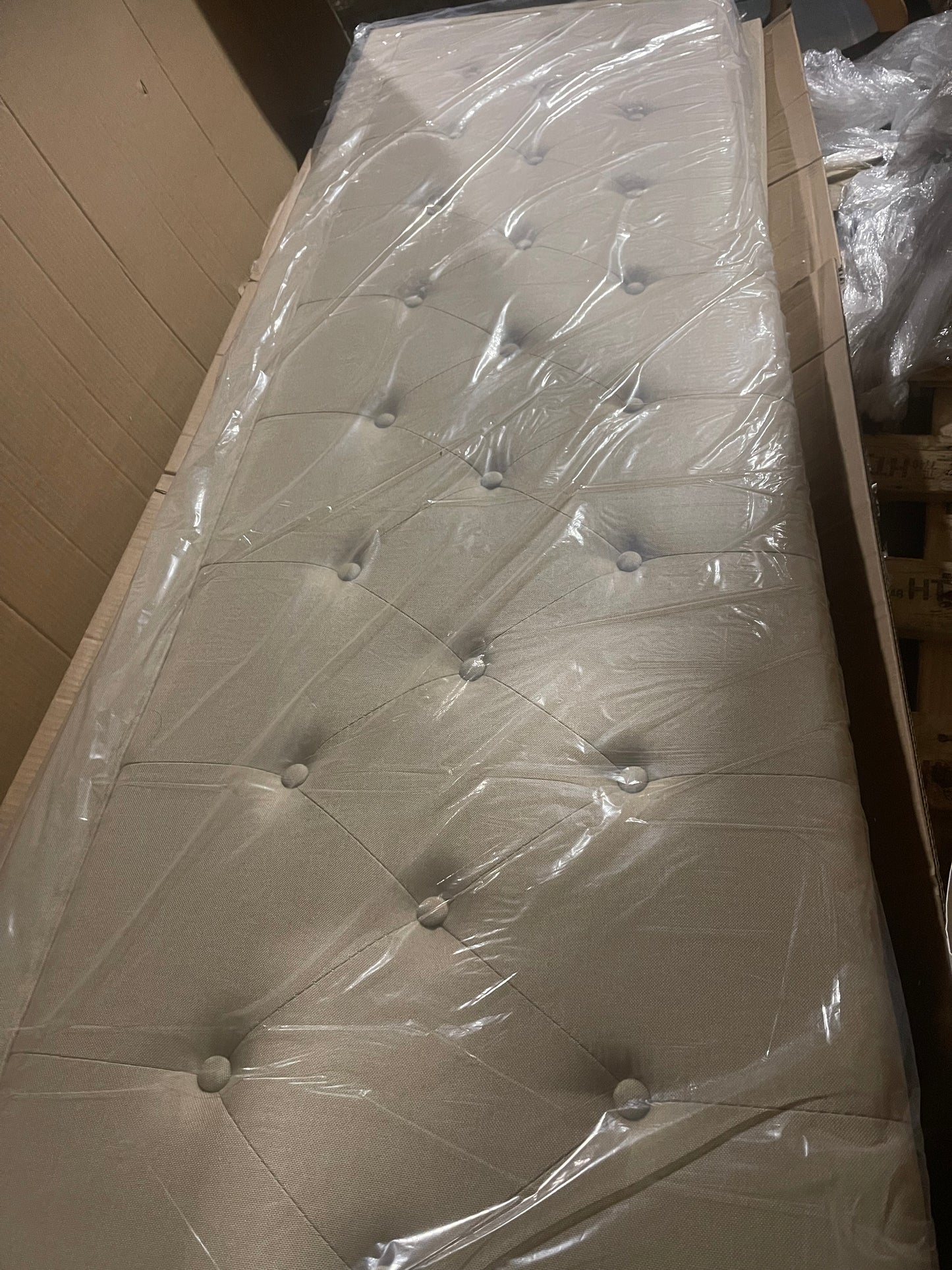 King size
Hegg Tufted Upholstered Platform Bed - MAGICDISCOUNTS